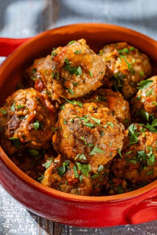 Albóndigas (Spanish meatballs in tomato sauce)