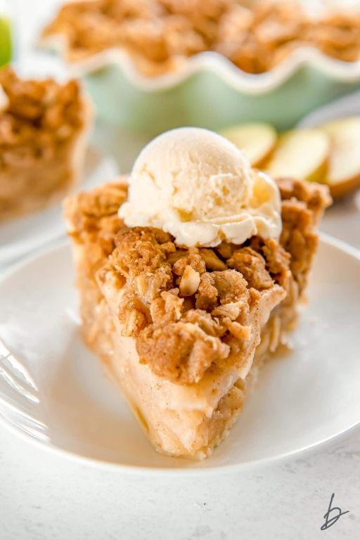 Apple Crumble Pie with Oat Topping