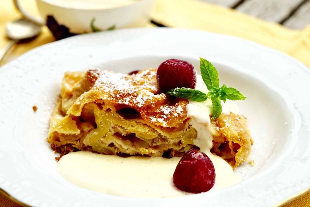 Apple Strudel with Vanilla Sauce