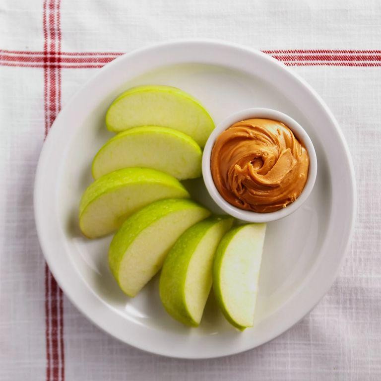 Apple slices with peanut butter