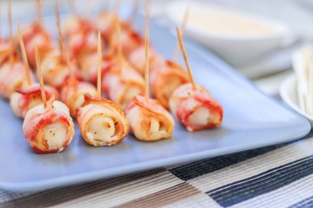 Bacon-Wrapped Scallops with Sriracha Mayo