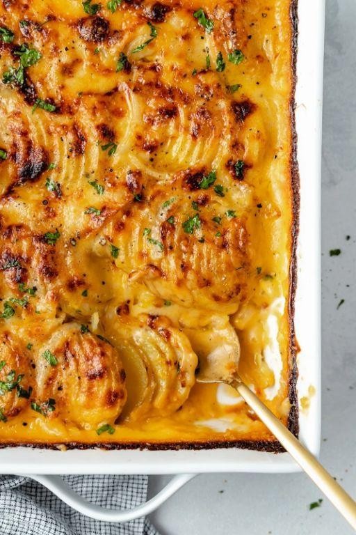Cheesy Au Gratin Potatoes with a Golden Crust