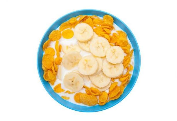 Cornflakes with milk and sliced banana
