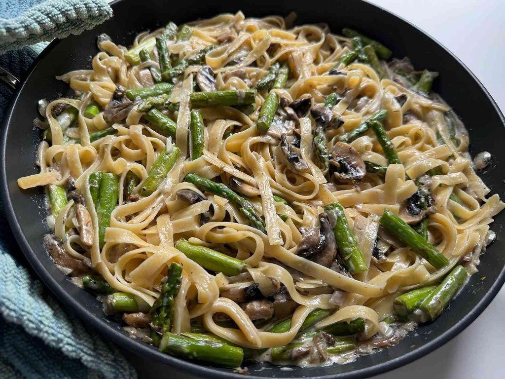 Creamy Asparagus and Mushroom Pasta