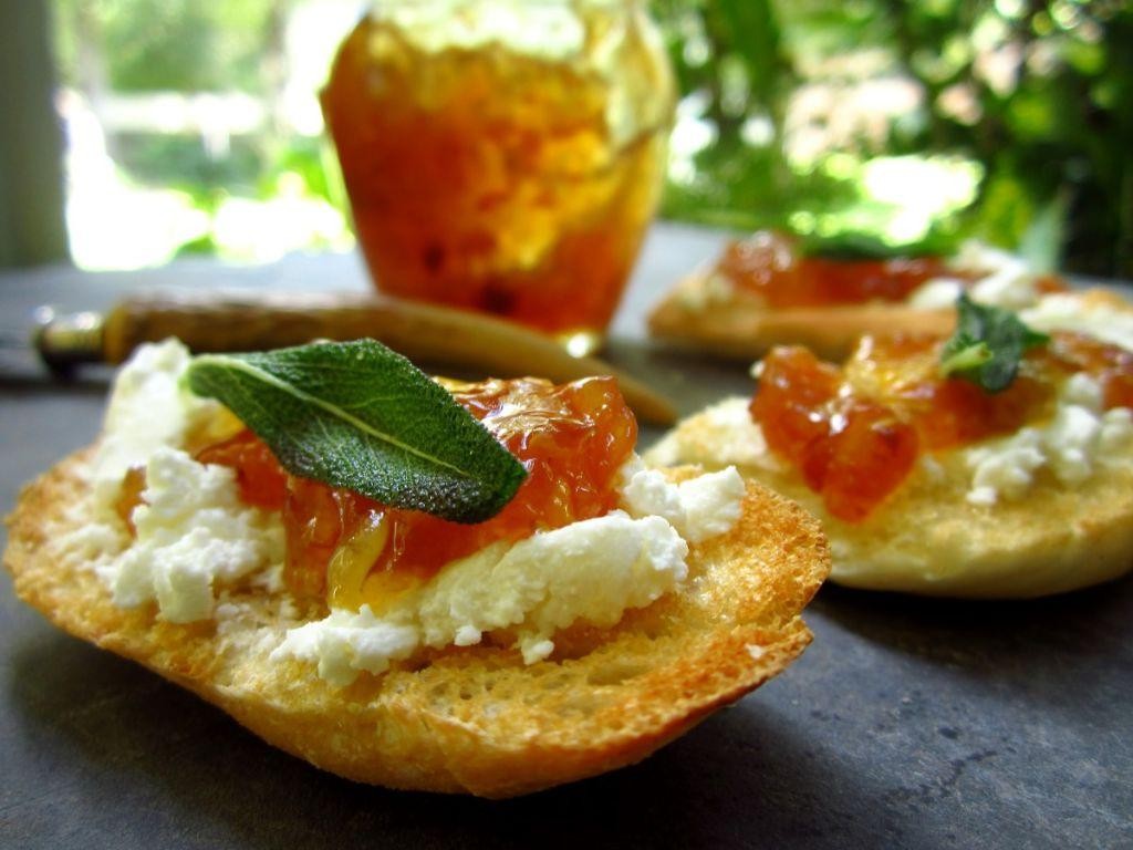 Goat Cheese and Fig Jam Crostini