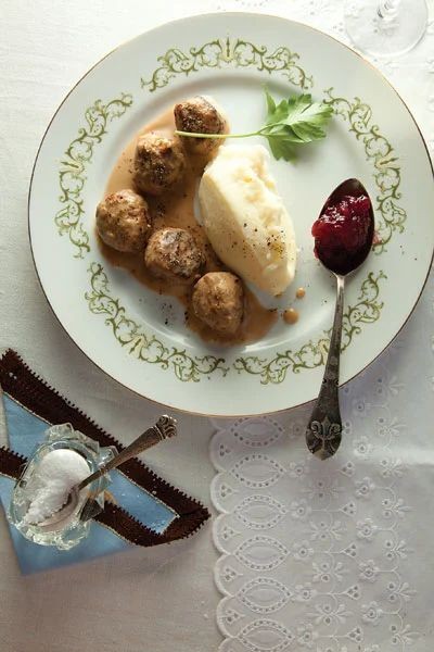 Köttbullar med Potatismos (Meatballs with Mashed Potatoes)