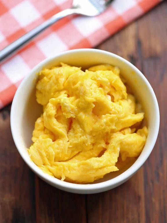 Microwave scrambled eggs with cheese