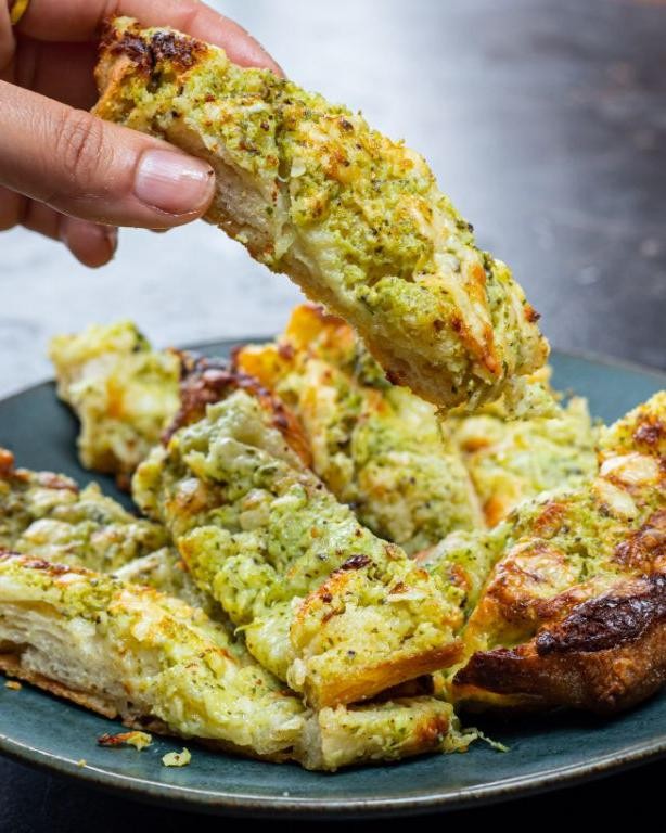 Mob-Style Cheesy Garlic Bread