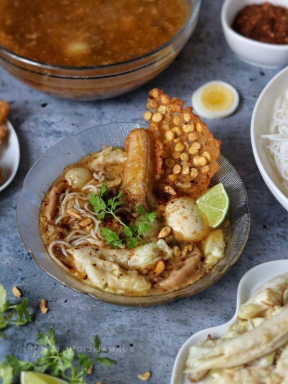 Mohinga (Burmese Fish Noodle Soup)