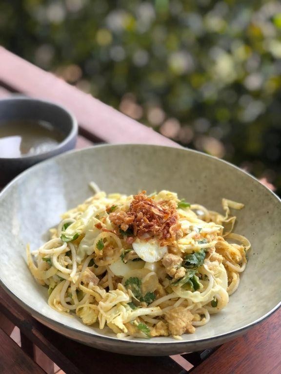 Nan Gyi Thoke (Thick Rice Noodle Salad)