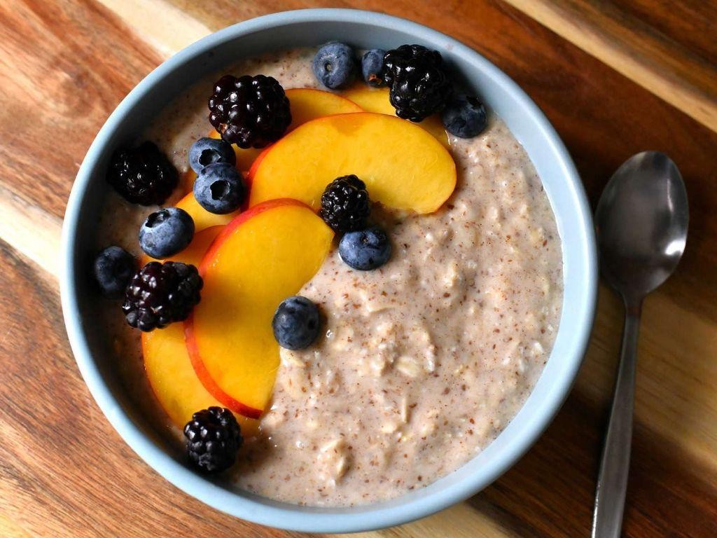 Oatmeal with Chia Seeds and Fresh Berries