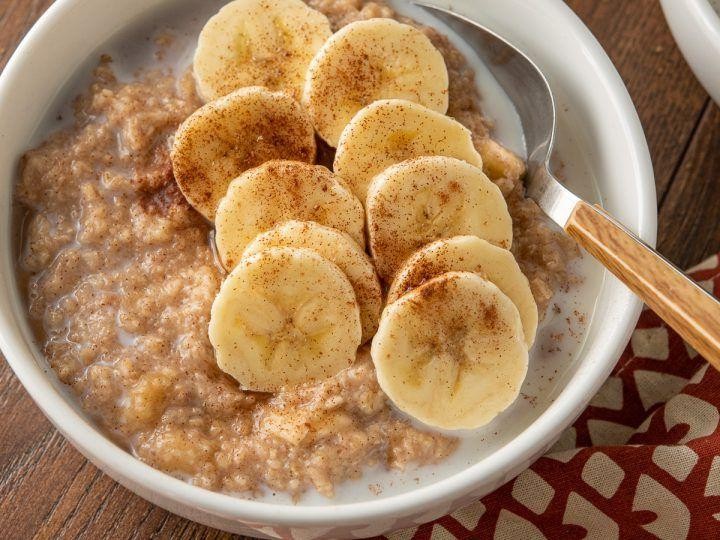 Oatmeal with banana and cinnamon
