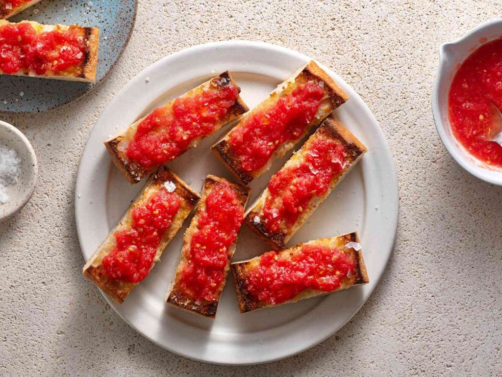 Pan con tomate (tomato-rubbed bread with olive oil)