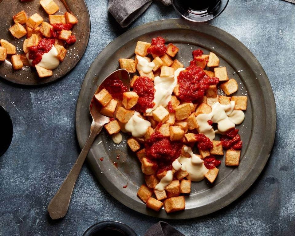 Patatas bravas with spicy tomato sauce