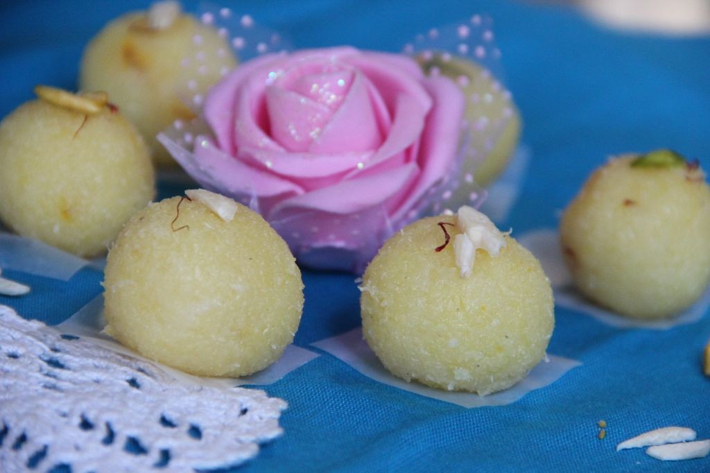 Quick Microwave Coconut Laddu