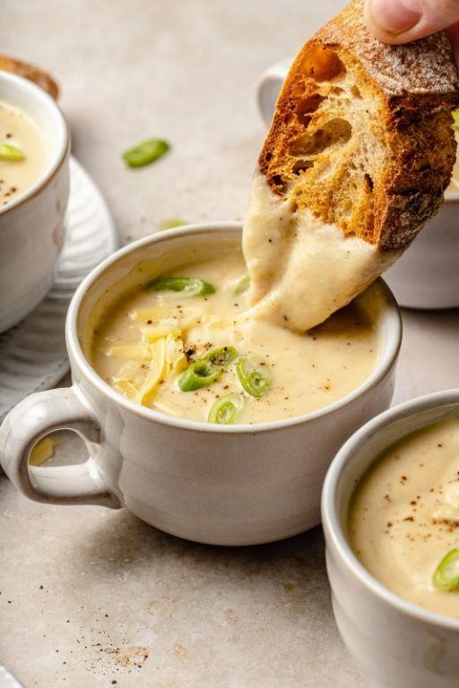 Roasted Garlic and Cauliflower Soup