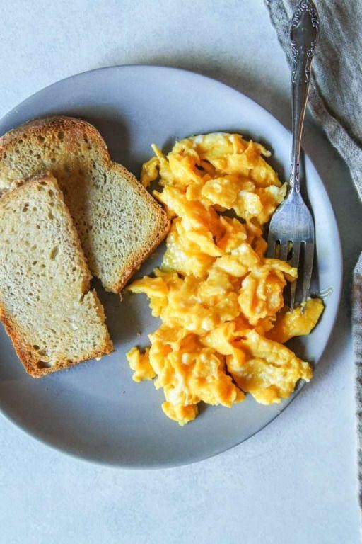 Scrambled eggs with toast