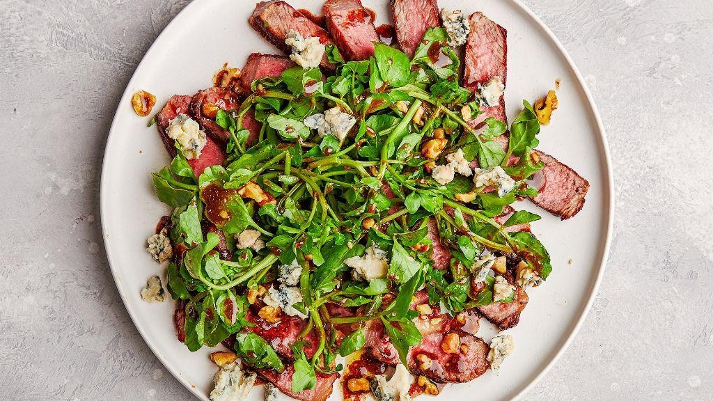 Sirloin Steak Salad with Goat Cheese and Walnuts