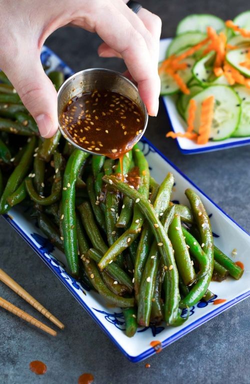 Spicy Sriracha Green Beans with Sesame Seeds