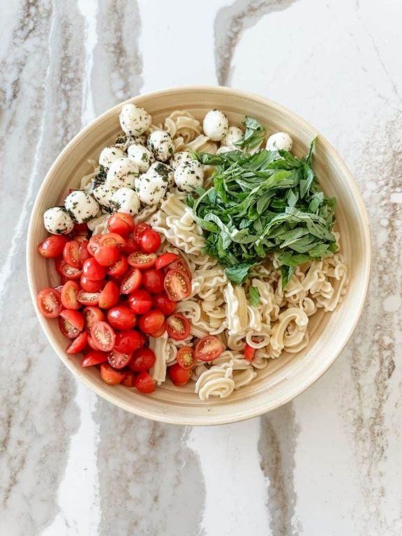 Spicy Tomato Basil Cascatelli with Fresh Mozzarella