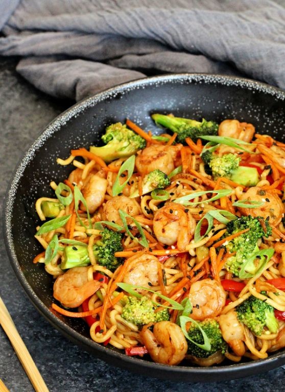 Spinach and Shrimp Stir-Fry with Noodles