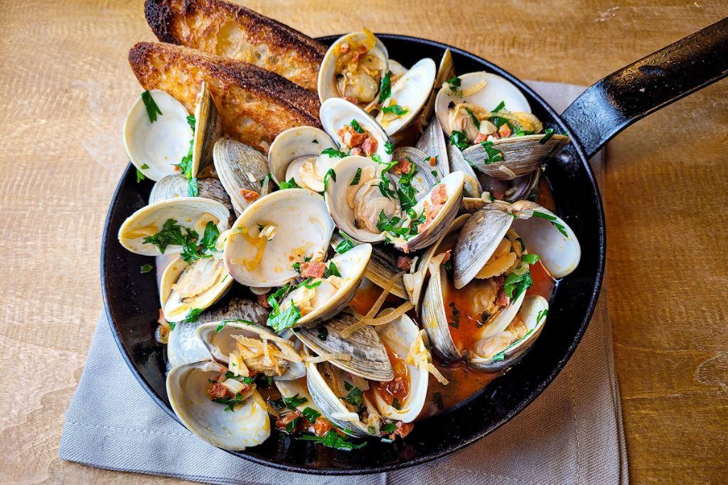 Steamed Littleneck Clams in White Wine Sauce