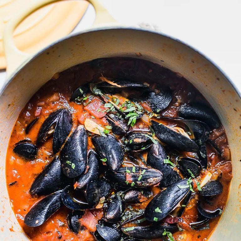 Steamed Mussels in Tomato Basil Broth