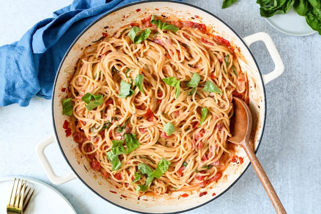 Vegan One Pot Creamy Tomato Basil Pasta
