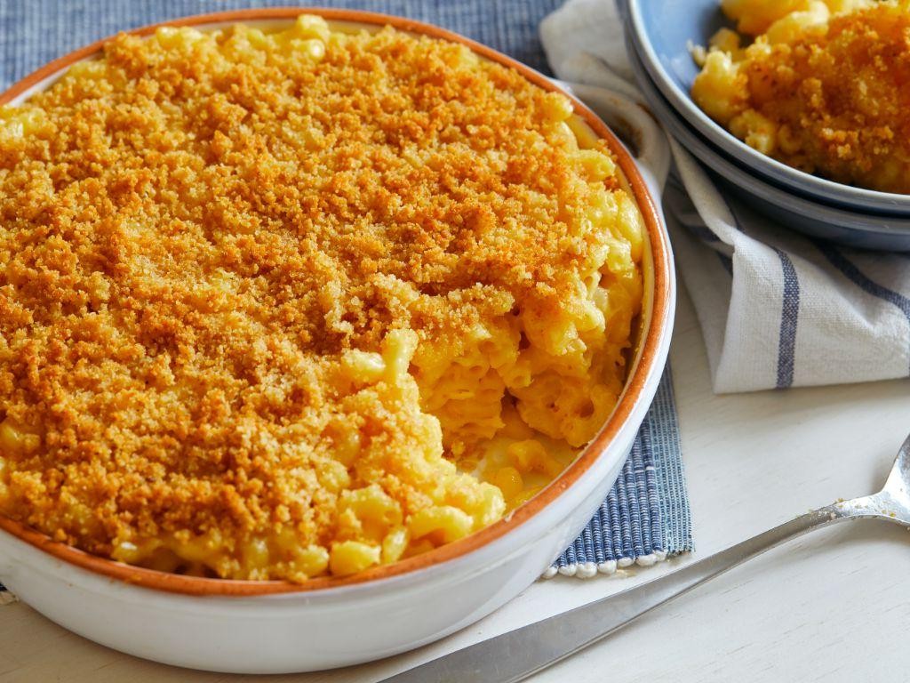 Baked Mac and Cheese with Breadcrumb Topping