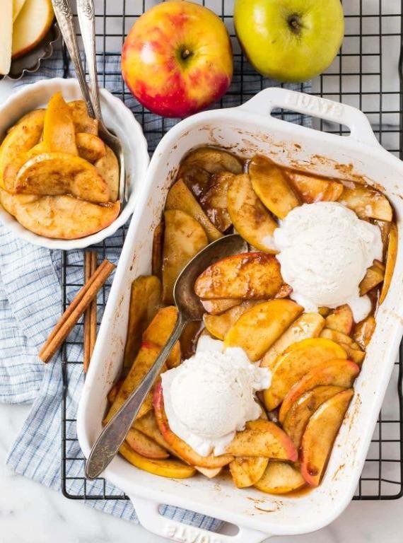 Baked apple slices with cinnamon