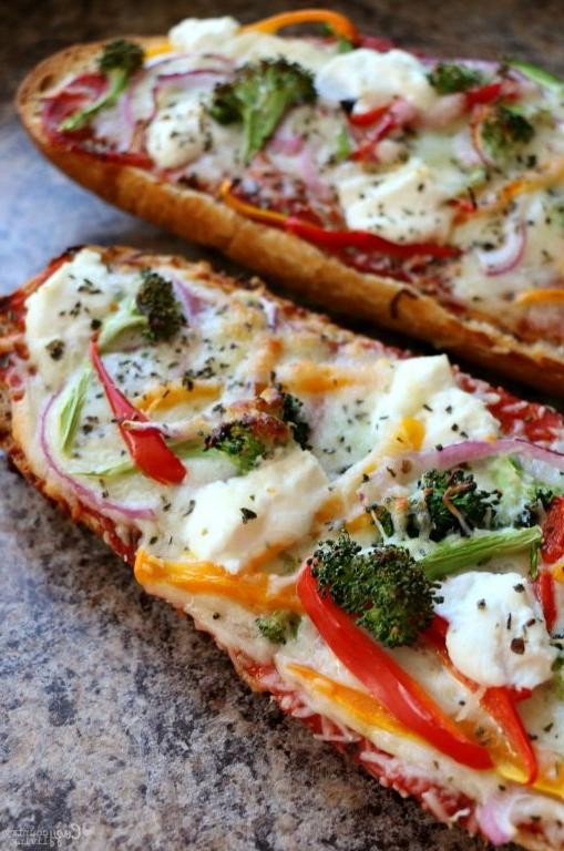 Bread Pizza with Mozzarella and Veggies