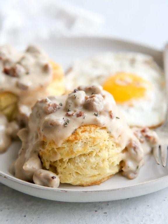 Buttermilk biscuits with sausage gravy