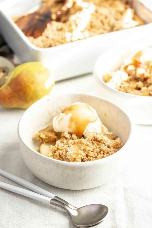 Cardamom pear crumble