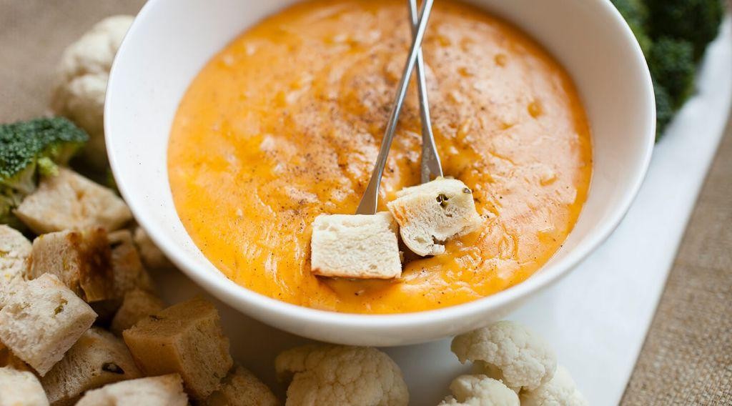 Cheddar Cheese Fondue with Beer