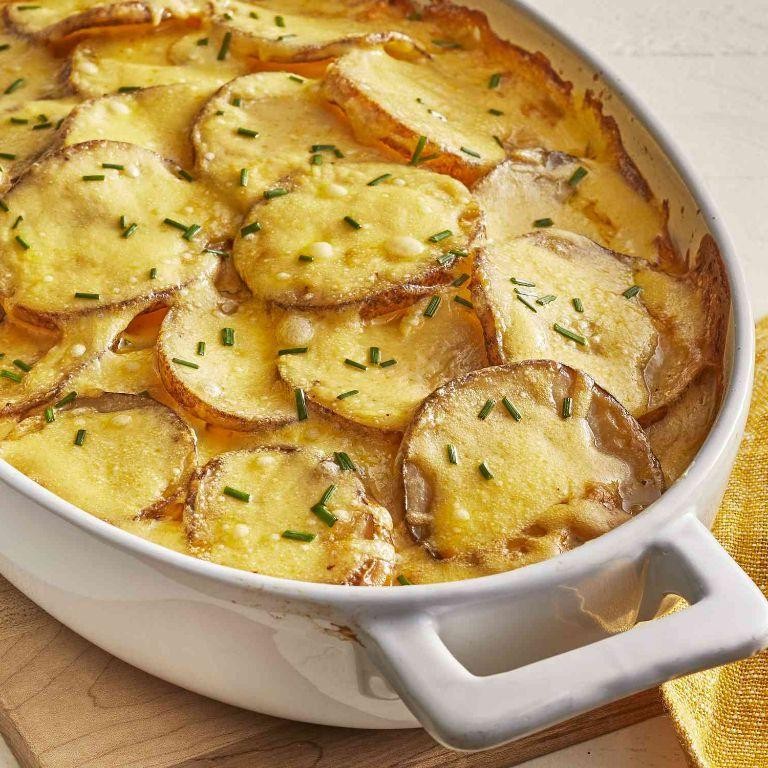 Cheesy Potato Gratin with Layers of Creamy Sauce