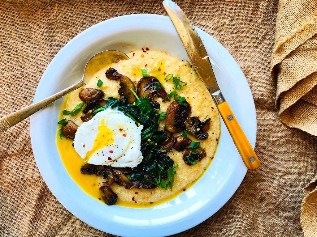 Cheesy grits with sautéed mushrooms