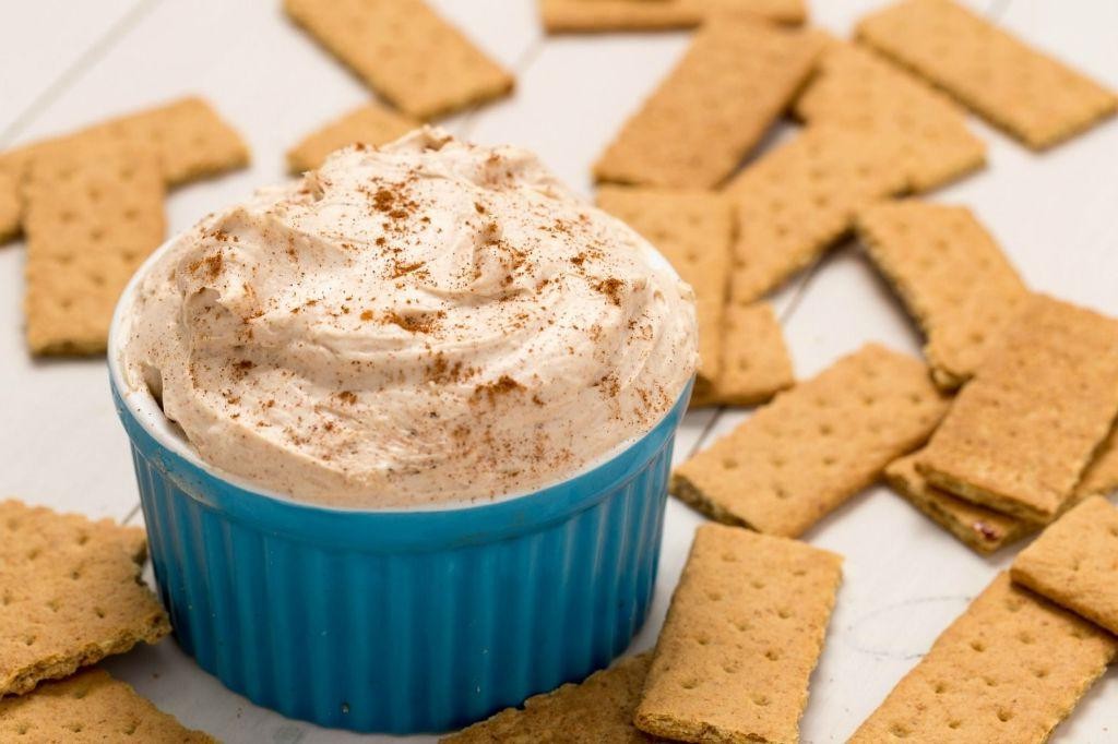 Cinnamon Roll Cream Cheese Dip