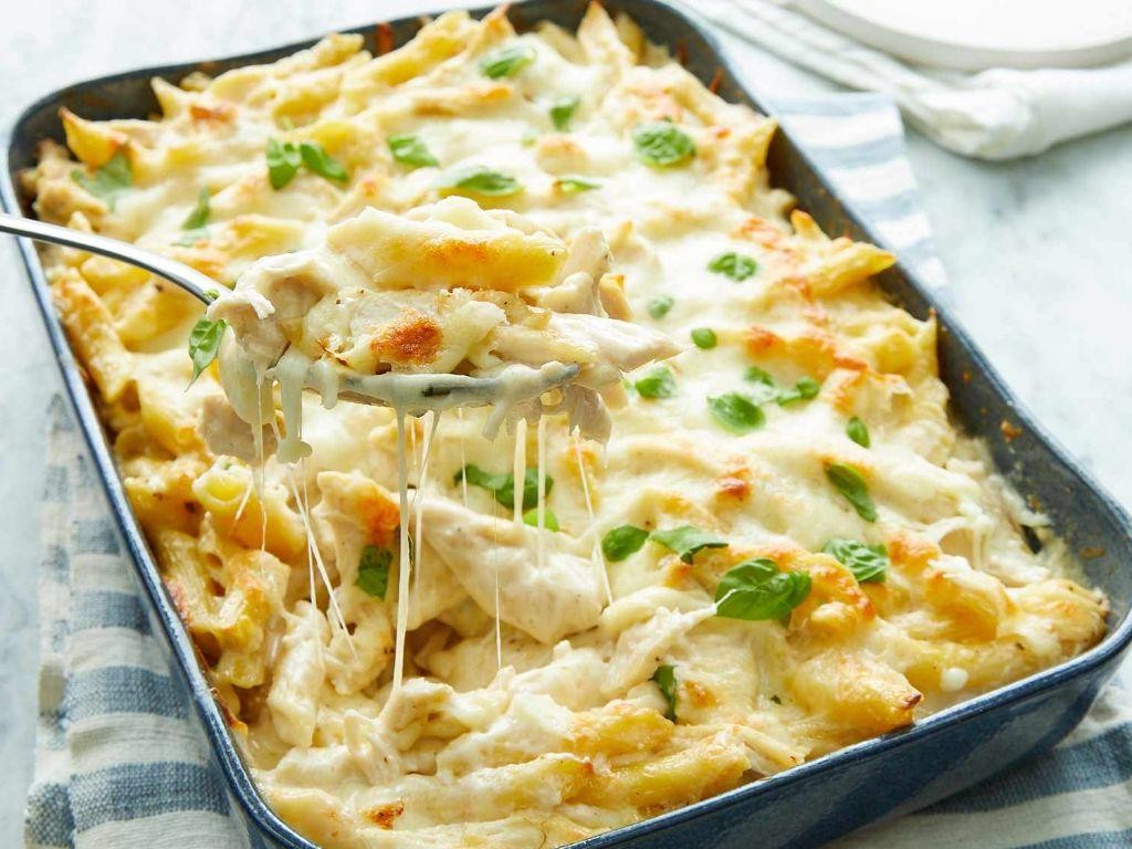 Creamy Garlic Chicken Alfredo Pasta Bake
