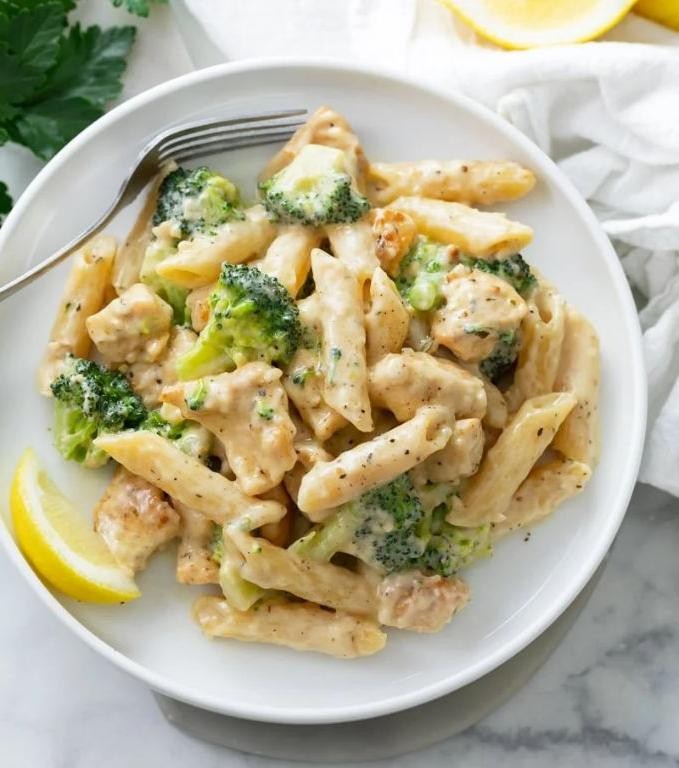 Creamy Garlic Chicken and Broccoli Pasta