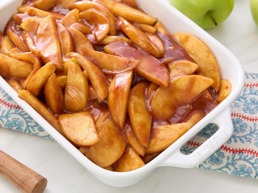 Fried apples with cinnamon