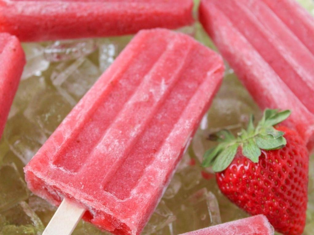 Frozen Strawberry Daiquiri Popsicles