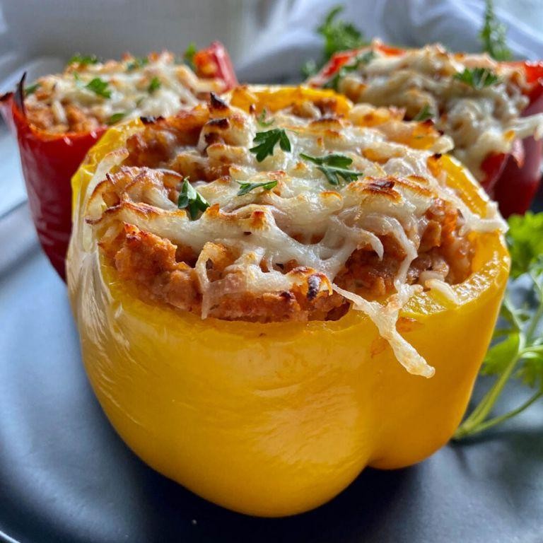 Healthy ground chicken and spinach stuffed peppers