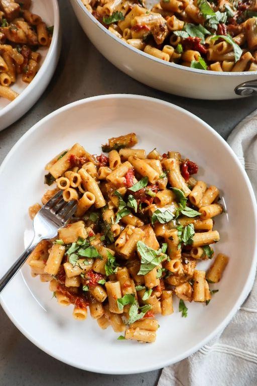 One Pot Sun-Dried Tomato Chicken Pasta