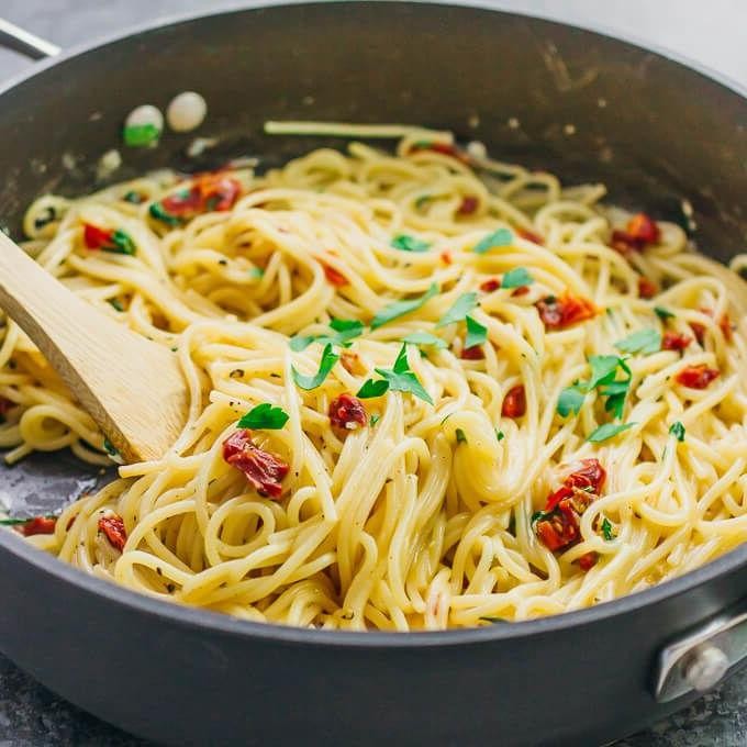 One-Pot Spaghetti Aglio e Olio