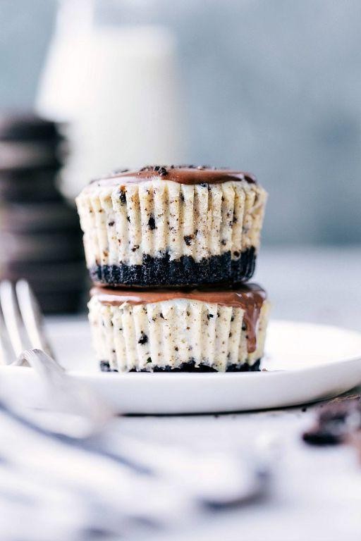 Oreo Caramel Drizzle Cupcakes