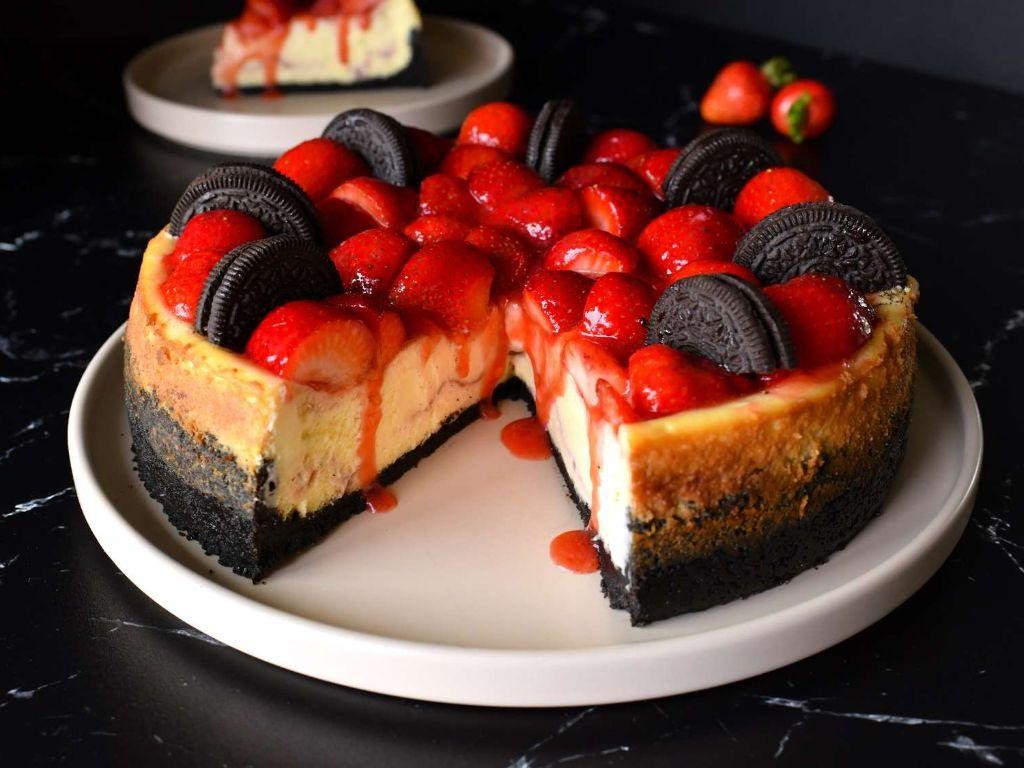 Oreo Strawberry Cheesecake Pie