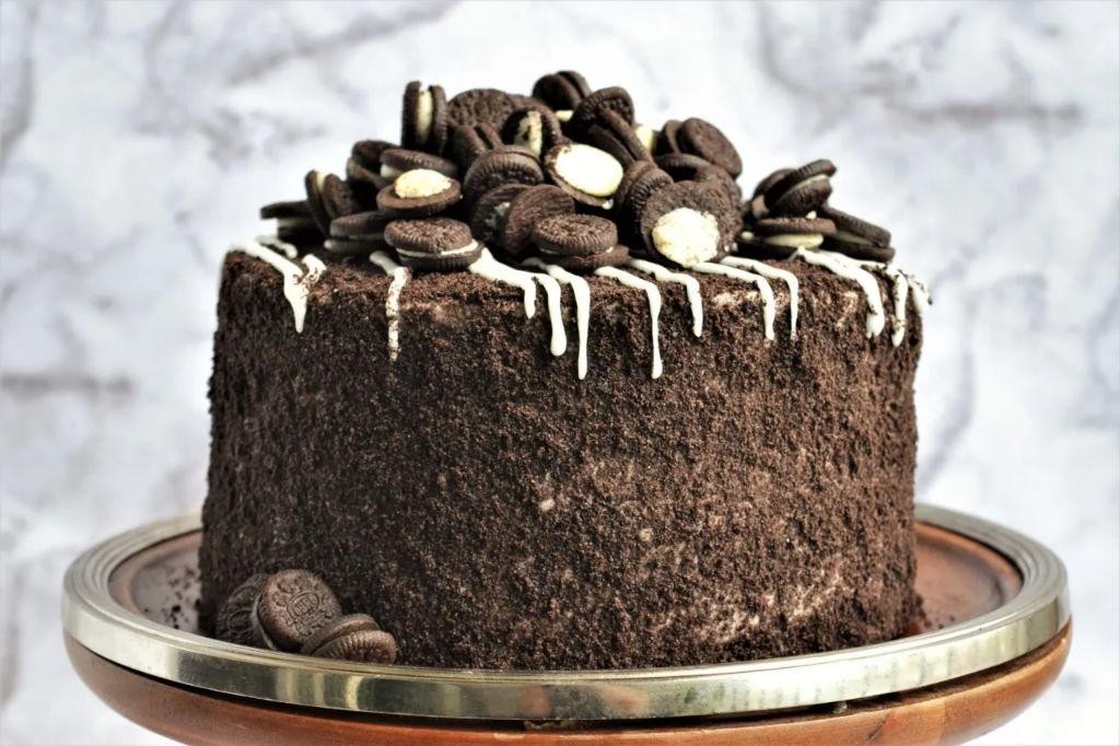 Oreo chocolate fudge layer cake
