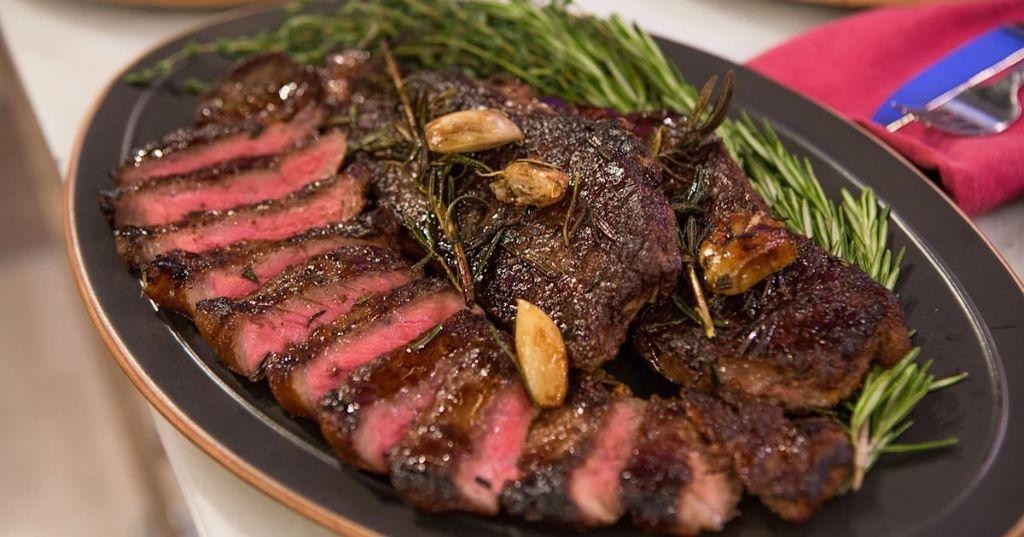 Pan-Seared Tri Tip Steak with Red Wine Sauce