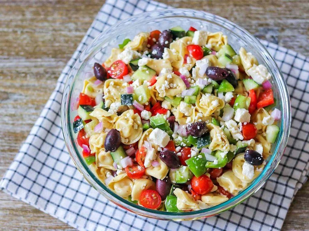 Quick Greek Tortellini Salad with Feta and Olives