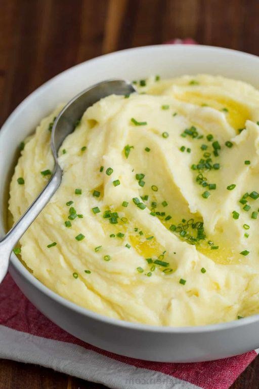 Roasted Garlic Mashed Potatoes with Chives